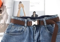 Dettaglio della cintura intrecciata marrone con fibbia in metallo su jeans lavati - 2.3CM Caffè
