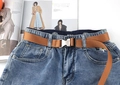 Dettaglio di una cintura in tela arancione con fibbia tattica a sgancio rapido su jeans - 2.3CM Cammello
