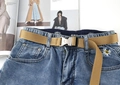 Dettaglio di pantaloncini di jeans blu con cintura tattica in nylon marrone e fibbia - 2.3CM Giallo Terra