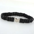 Dettaglio di una cintura elastica nera increspata con fibbia in metallo a forma di cuore - Nero / 60-80cm