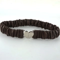 Cintura elastica da donna marrone scuro con fibbia a cuore argento e trama a pieghe - caffè / 60-80cm