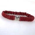 Cintura elastica rossa da donna con fibbia in metallo a forma di cuore su sfondo bianco - Rosso / 60-80cm