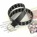Cintura nera a doppio occhiello con fibbia in metallo argentato dal design punk e trendy - Nero