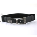 Dettaglio di fibbie vintage incise in argento e pelle su cintura elastica nera da donna - Nero Litchi