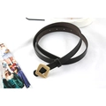 Sottile cintura in pelle nera da donna con fibbia quadrata dorata opaca su sfondo bianco - 1.8cm / Nero / 105cm