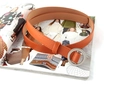 Detail van een oranje riem met zilveren ronde gesp en verfijnd stiksel op een tijdschrift - 105cm / Ronde Gesp Zonder Gat (Camel)