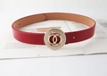 Dettaglio cintura in pelle rossa con doppi anelli dorati e fibbia con strass brillanti - Rosso