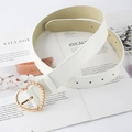 Dettaglio della fibbia a cuore con perle su cintura in pelle bianca e riviste di moda - Bianco