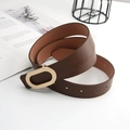Cinturón fino de cuero marrón para mujer con hebilla ovalada dorada y ojales metálicos decorativos - Marrón