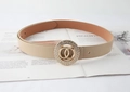 Dettaglio cintura in pelle beige chiaro con fibbia a doppio anello dorata e cristalli - Albicocca