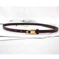 Sottile cintura in pelle bordeaux da donna con fibbia minimalista a lucchetto in metallo dorato - Borgogna