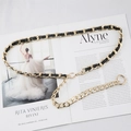 Cintura a catena in metallo dorato con pelle intrecciata nera su rivista di moda - Oro