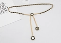 Makroaufnahme einer Goldkette mit schwarzem Leder und einem zentralen Perlanhänger-Detail - Gold Mit Schwarz Geflochten (Einzelne Perle)