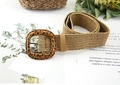 Detail eines gewebten Bohemian-Strohgürtels mit Leopardenmuster-Schnalle und Khaki-Textur - Khaki