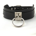 Detailansicht eines schwarzen PU-Leder-Punk-Chokers mit Silbermetallring und Nieten - Metallplatte Ring Halsband