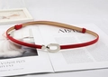Sottile cintura in pelle rossa da donna con una fibbia ovale minimalista in metallo argento - Rosso