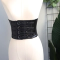 Dettaglio della cintura corsetto punk nera con quattro fibbie in metallo su un manichino - Nero (Largo 15cm/4 Fibbie)