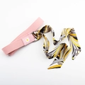 Ceinture en toile rose avec patch marguerite et accent écharpe en soie à motif coloré - Style Marguerite Décoré d'une Écharpe en Satin / Rose