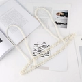 Gedetailleerde weergave van meerlaagse parel-bodychain met elegante witte kralendrapé - Drie-Bloemen Parelvast