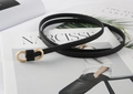 Détail de la fine ceinture noire pour femme avec boucle dorée en anneaux ovales - Noir