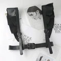 Imbracatura punk in pelle PU nera con volant e fibbie argentate su rivista di moda - Cintura a Corsetto con Bretelle Nera