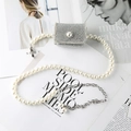 Mini sac élégant en strass argentés avec fermoir perle et bandoulière perles - Chaîne de taille perle avec sac à strass blanc