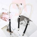 Dettaglio delle doppie catene di perle e strass con clip metalliche argentate - Stile Perla e Strass