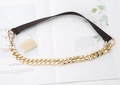 Nahaufnahme der goldenen klobigen Kettengürtel mit dunkelbraunem Gummiband und Karabiner - Goldkette Kaffeebrauner Gürtel