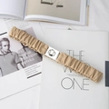 Dettaglio della cintura elastica beige con fibbia in argento e pietra preziosa - Albicocca