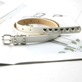 Dettaglio della cintura sottile in pelle bianca con borchie quadrate in metallo argento - Bianco