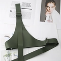 Dettaglio dell'imbracatura in pelle PU verde scuro con fibbie argento su riviste di moda - Verde Scuro
