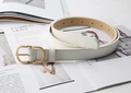 Dettaglio cintura in pelle bianca con fibbia ovale oro opaco e dettagli intrecciati - Bianco