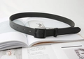 Dettaglio di cintura in pelle nera con fibbia opaca su una rivista di moda trendy - Nero