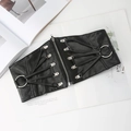 Dettaglio di un'ampia cintura in pelle PU nera con anelli argentati e design incrociato - Sotto-seno con Corda Incrociata (661) / Nero