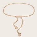 Detalle de la cadena de cintura de metal dorado con hebilla de perla y borlas colgantes - Cadena Dorada de Perla Rectangular con Colgante de Moneda Doble