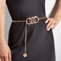 Eleganter goldener Metall-Kettengürtel mit Quasten und runden Gliedern auf schwarzem Kleid - 3-Ring Platten-Schnalle (Metallkette) Rundplatte Schwanz