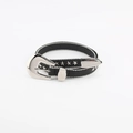 Dettaglio cintura western nera con borchie a stella argentate e bordi perlati - Stile Decorativo con Borchie a Stella