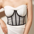 Detailaufnahme des schwarzen Mesh-Korsettgürtels mit Silberkette und Stahlstäbchen - Schwarz