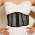 Stringivita corto in rete nera con stecche e fibbie sopra un abito bianco - Nero (Corsetto Stile Corte)