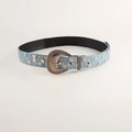 Detalle del cinturón vaquero azul claro con lentejuelas y hebilla vintage grabada - Denim Azul Claro (Hebilla Dorada)
