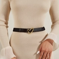 Cintura elastica nera da donna con fibbia dorata a forma di cuore su abito beige - Cuore Svuotato Nero (2.5CM Largo)
