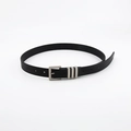 Dettaglio di cintura in pelle nera con fibbia quadrata argento e tripli anelli metallici - Stile Granulato a Tre Anelli in Metallo 2.3 / Nero