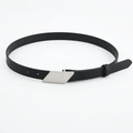 Detail van zwarte riem met een zilveren geometrische geborstelde metalen gesp modern - Trapeziumvormige Geborstelde Gesp (965)