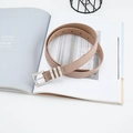 Cinturón minimalista de cuero beige para mujer con hebilla cuadrada plateada y trabillas - Beige