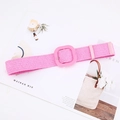 Gros plan sur la ceinture tressée rose avec boucle carrée sur un fond estival bohème - Boucle Carrée / Rose