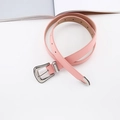 Cintura sottile rosa vintage da donna con fibbia argentata incisa su sfondo bianco - Stile Rosa