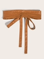 Dettaglio di un'ampia cintura in ecopelle marrone con design a pieghe e laccio - Corsetto con Nodo (Cammello) / Cammello