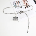 Chaîne de taille en métal argenté avec mini sac en strass et pendentif en forme de cœur - Chaîne avec Mini Sac en Strass / Argenté