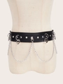 Detail eines Punk-Ledergürtels mit silbernen Ketten, Herzanhängern und Metallnieten - Dark Style Herz Hängekette Vorne
