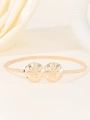 Dettaglio della cintura elastica dorata in metallo con fibbia a doppia decorazione floreale - Oro